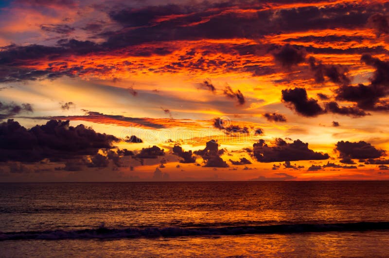 Nuages et ciel colorés de remous après coucher du soleil Un beau rouge et photographie stock Nuages et ciel colorés de remous après coucher du soleil Un beau rouge et photographie stock