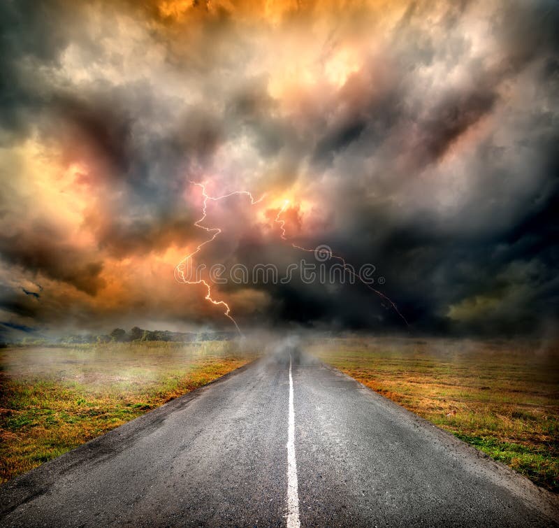 Nuages et foudre de tempête au-dessus de route photo stock Nuages et foudre de tempête au-dessus de route photo stock