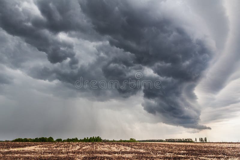 Nuages gris denses au-dessus de champ images stock Nuages gris denses au-dessus de champ images stock