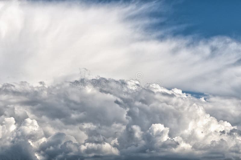 Nuages impressionnants et ciel bleu images libres de droits Nuages impressionnants et ciel bleu images libres de droits
