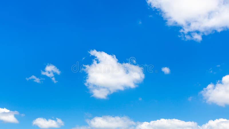 Nuages pelucheux en ciel bleu-foncé dans le jour d'été ensoleillé photographie stock Nuages pelucheux en ciel bleu-foncé dans le jour d'été ensoleillé photographie stock