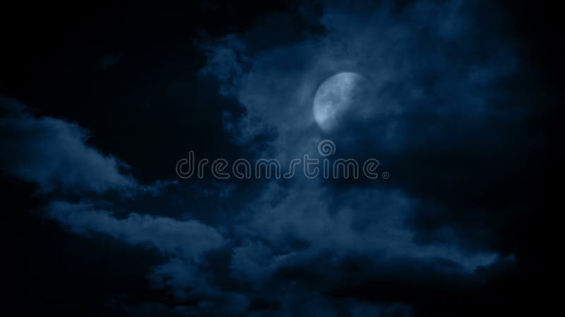 Nuages se déplaçant au-dessus de la lune