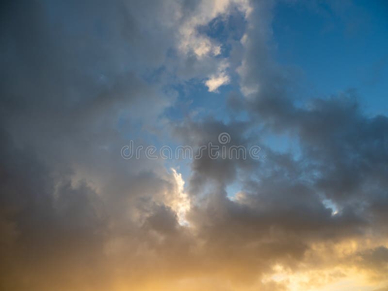 Nuages étranges dans le ciel au coucher du soleil photo stock Nuages étranges dans le ciel au coucher du soleil photo stock