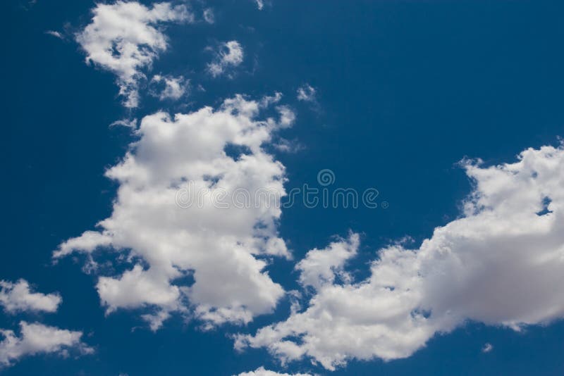 Nube bianca gonfia su un cielo blu