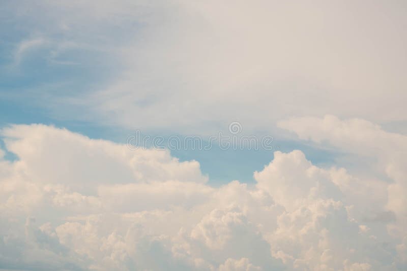 Nube Cúmulos La Troposfera Porque Aire Debe Estar Caliente Y Húmedo Foto archivo Imagen de color, lluvia: 161158254