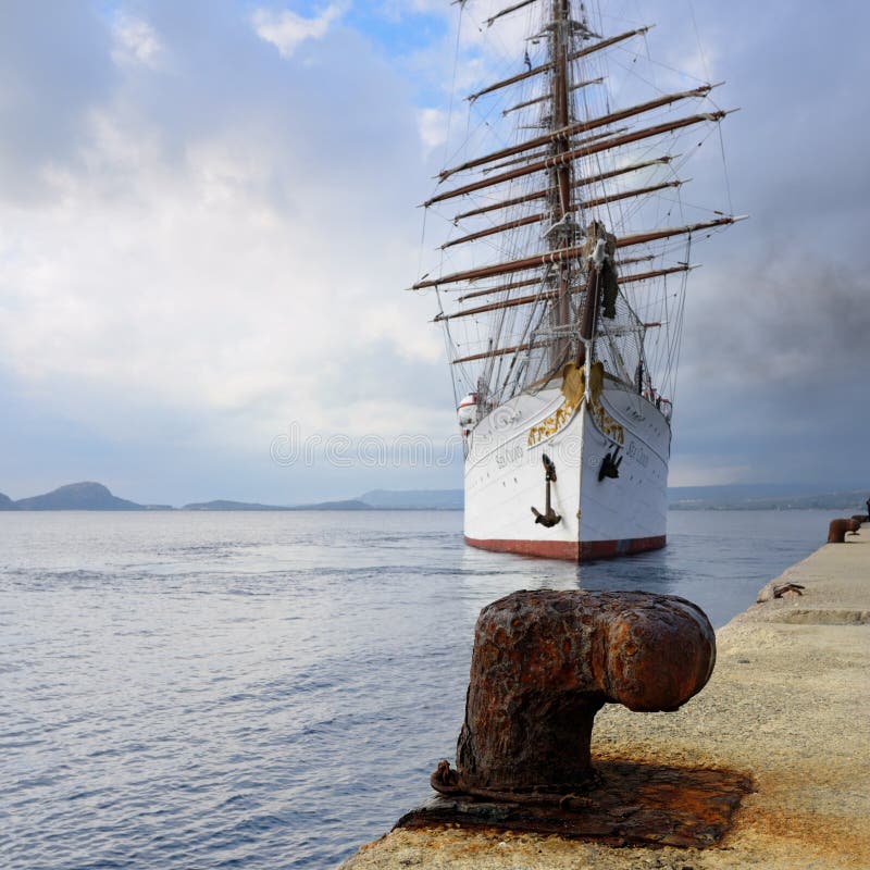 Nube de lujo del mar del pez volador en la bahía de Navarino, Grecia imágenes de archivo libres de regalías Nube de lujo del mar del pez volador en la bahía de Navarino, Grecia imágenes de archivo libres de regalías