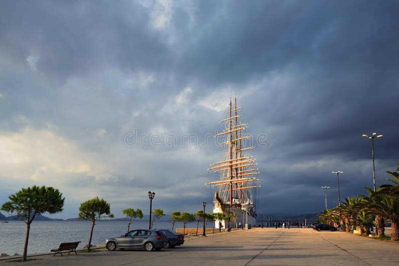 Nube de lujo del mar del pez volador en la bahía de Navarino, Grecia fotografía de archivo Nube de lujo del mar del pez volador en la bahía de Navarino, Grecia fotografía de archivo