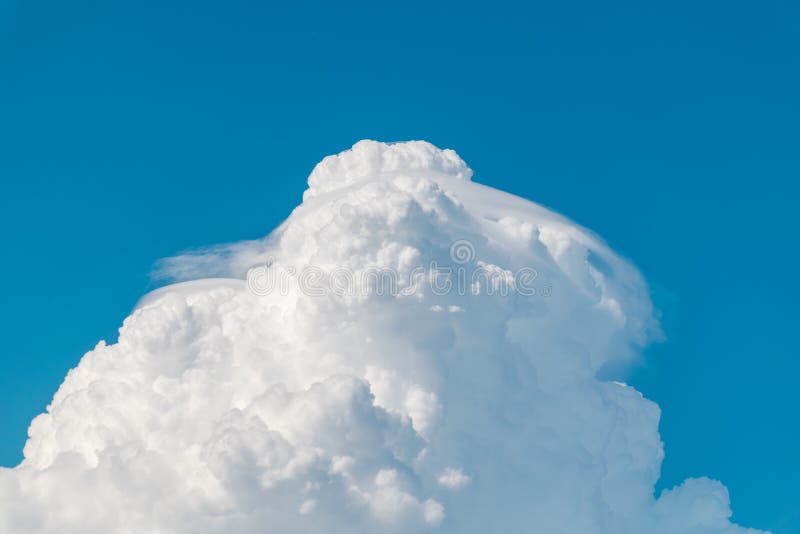 Nube enorme hermosa en cielo azul imagenes de archivo Nube enorme hermosa en cielo azul imagenes de archivo