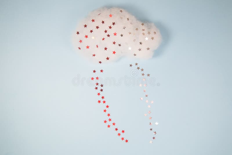 Nube hecha fuera de las estrellas rojas y de plata de la pizca de la algodón en fondo azul fotos de archivo libres de regalías Nube hecha fuera de las estrellas rojas y de plata de la pizca de la algodón en fondo azul fotos de archivo libres de regalías