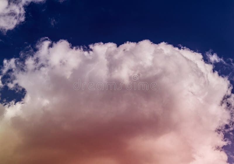 Nube mullida rosada contra el cielo azul como algod? n de la vainilla de la fresa del az? car, concepto de sue? os, sue? os rosados y fotografía de archivo libre de regalías