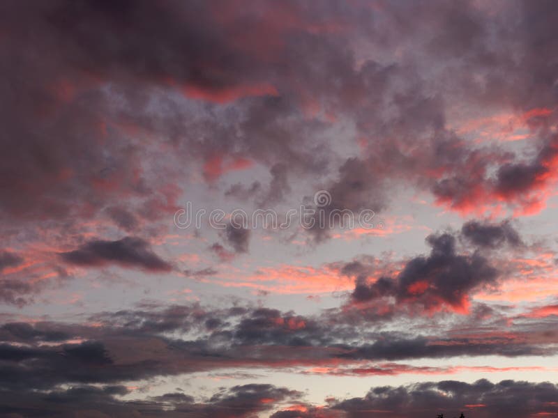 Nubes amenazadoras sangrientas en la puesta del sol por la tarde fotografía de archivo libre de regalías Nubes amenazadoras sangrientas en la puesta del sol por la tarde fotografía de archivo libre de regalías