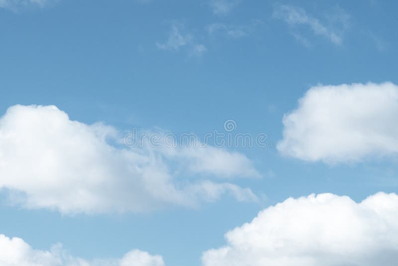 Nubes blancas contra el cielo azul claro en la madrugada Fondo horizontal fotos de archivo Nubes blancas contra el cielo azul claro en la madrugada Fondo horizontal fotos de archivo