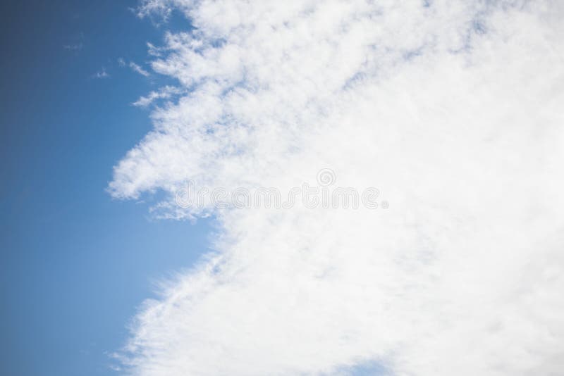 Nubes blancas contra el cielo azul imagen de archivo Nubes blancas contra el cielo azul imagen de archivo