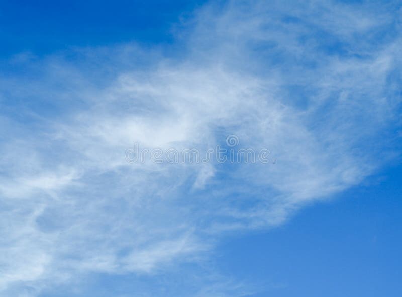 Nubes blancas fantásticas con el fondo del cielo azul imagen de archivo Nubes blancas fantásticas con el fondo del cielo azul imagen de archivo