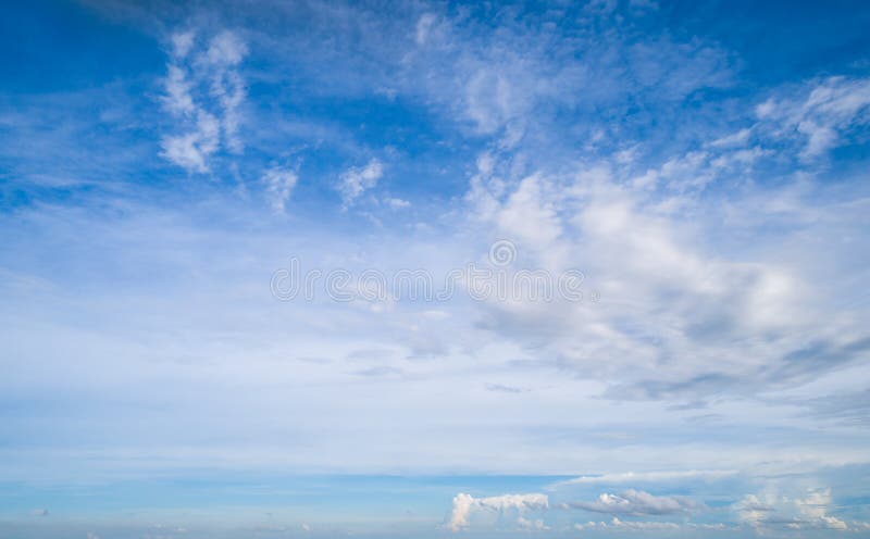 Nubes blancas hermosas en el cielo azul foto de archivo Nubes blancas hermosas en el cielo azul foto de archivo