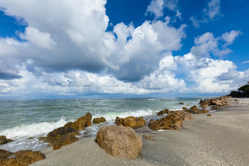 Nubes blancas sobre el Golfo de México de la playa de Caspersen en Venecia la Florida fotografía de archivo Nubes blancas sobre el Golfo de México de la playa de Caspersen en Venecia la Florida fotografía de archivo