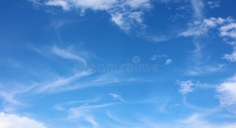 Nubes blancas suaves contra el cielo azul