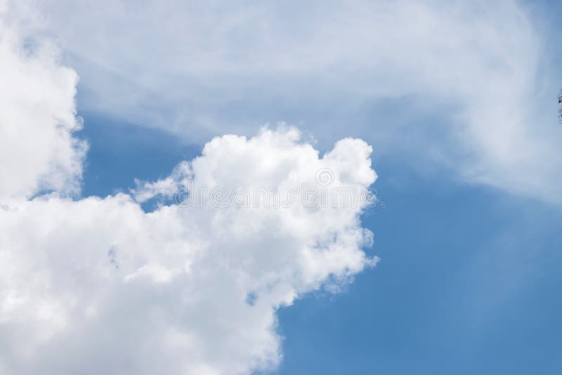 Nubes blancas suaves fant?sticas contra fondo del cielo azul fotos de archivo libres de regalías Nubes blancas suaves fant?sticas contra fondo del cielo azul fotos de archivo libres de regalías