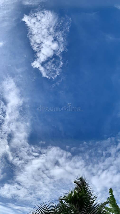 Nubes Brillantes Y Cielos Azules 9 16 Fondo De Pantalla Vertical Imagen de  archivo - Imagen de wallpaper, cubo: 186215517