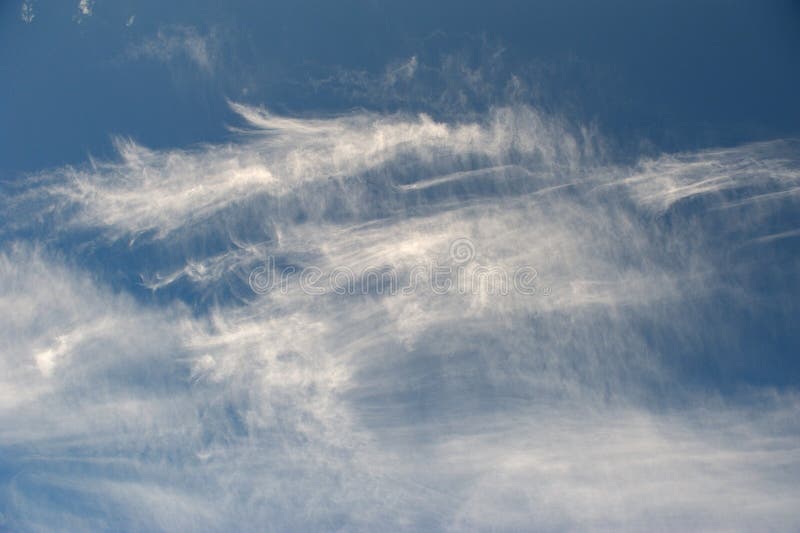 Nubes de cirro contra el cielo azul