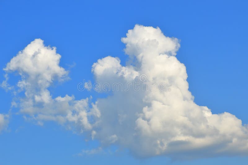Nubes de cúmulo blancas mullidas en un fondo profundo del cielo azul imagen de archivo libre de regalías Nubes de cúmulo blancas mullidas en un fondo profundo del cielo azul imagen de archivo libre de regalías