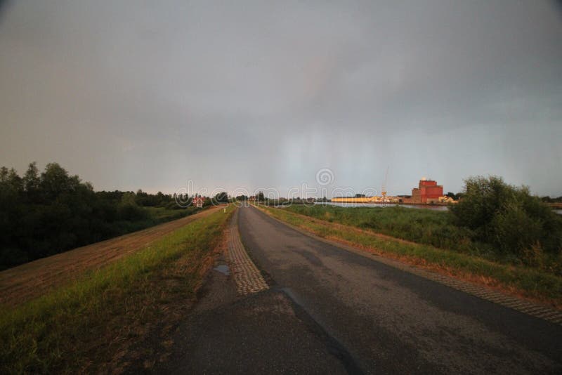 Nubes de cúmulo grandes sobre los prados y los campos del Zuidplaspolder en los Países Bajos imagen de archivo libre de regalías Nubes de cúmulo grandes sobre los prados y los campos del Zuidplaspolder en los Países Bajos imagen de archivo libre de regalías