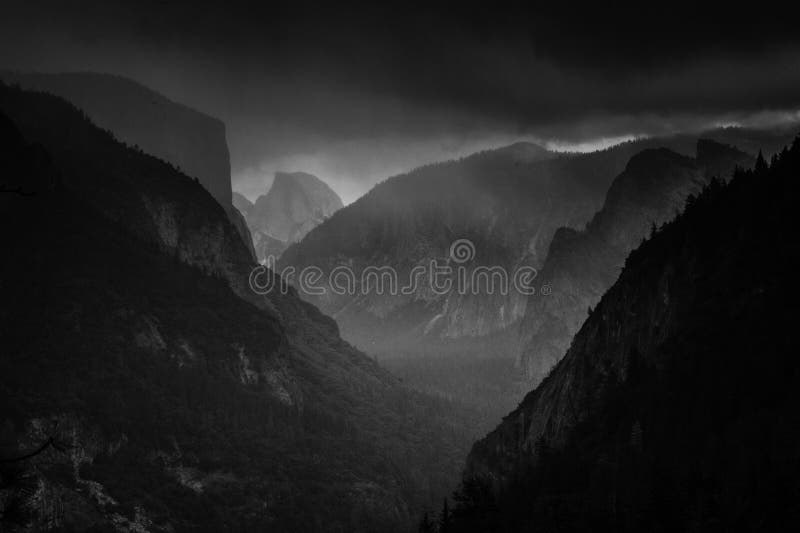 Nubes de la nieve de la opinión del túnel sobre el valle de Yosemite imagenes de archivo Nubes de la nieve de la opinión del túnel sobre el valle de Yosemite imagenes de archivo