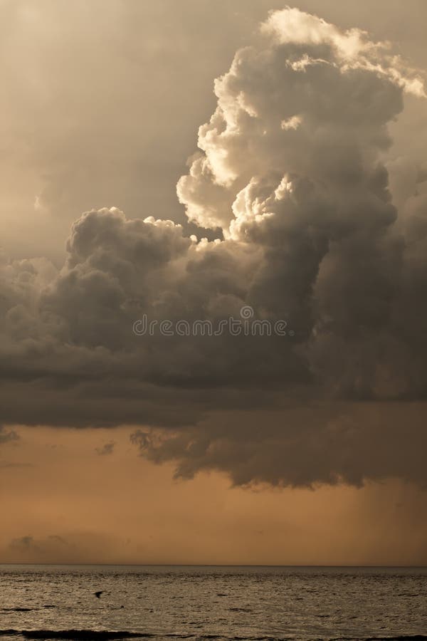 Nubes de lluvia oscuras fotografía de archivo Nubes de lluvia oscuras fotografía de archivo
