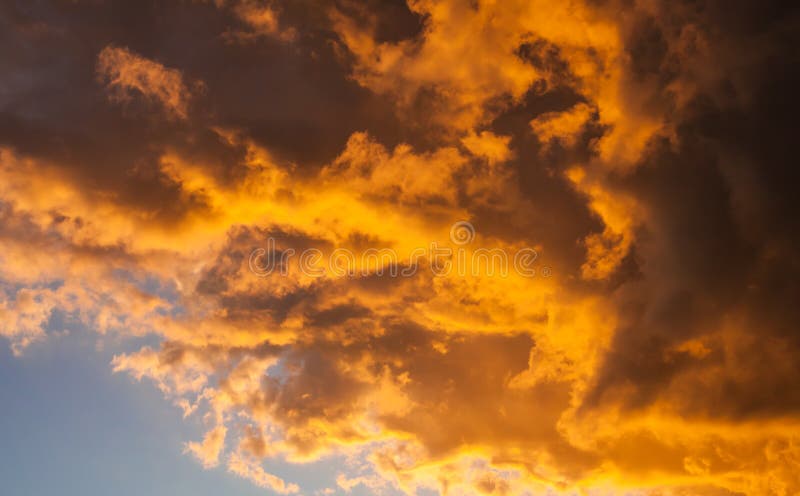 Nubes de tormenta de oro muy vivas en la puesta del sol en Windy Day fotografía de archivo libre de regalías Nubes de tormenta de oro muy vivas en la puesta del sol en Windy Day fotografía de archivo libre de regalías