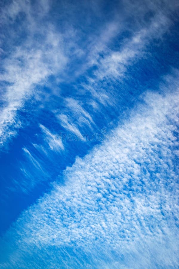 Nubes del detalle en el cielo azul
