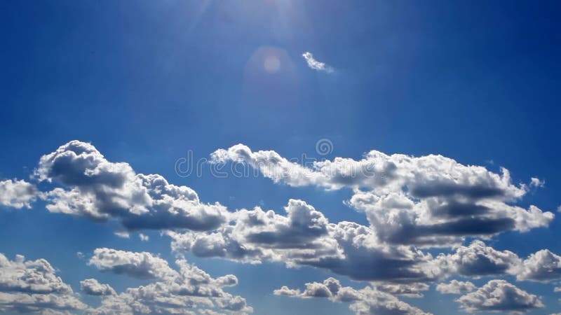 Nubes del lapso de tiempo sobre el sol