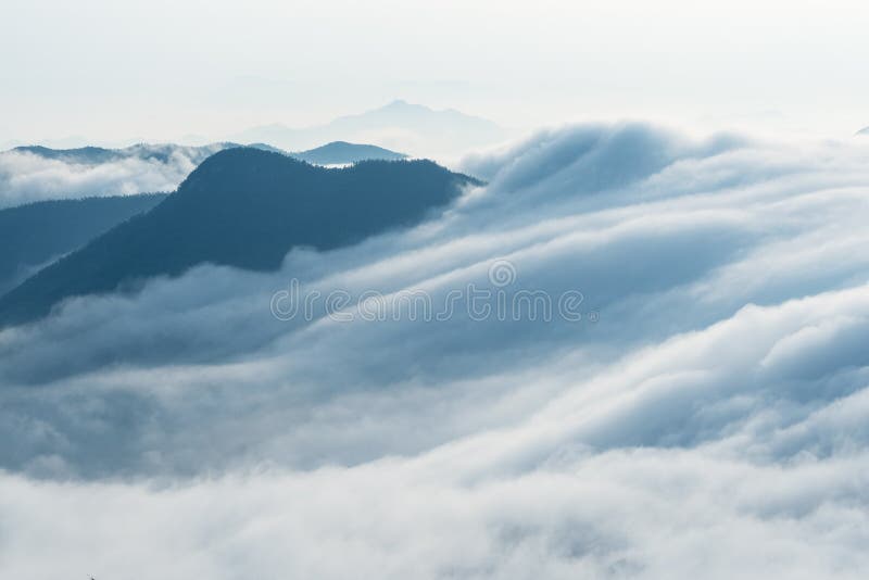 Nubes del primer de las cascadas imagenes de archivo Nubes del primer de las cascadas imagenes de archivo