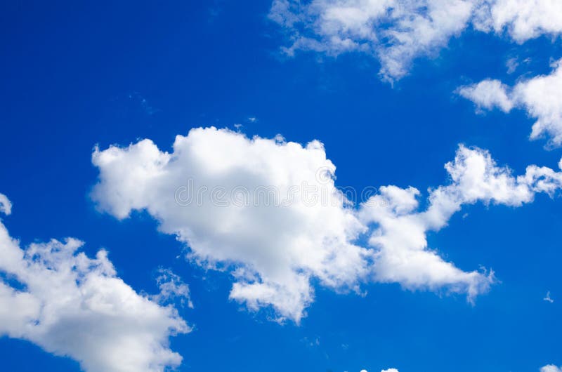 Nubes en el cielo azul brillante imágenes de archivo libres de regalías Nubes en el cielo azul brillante imágenes de archivo libres de regalías