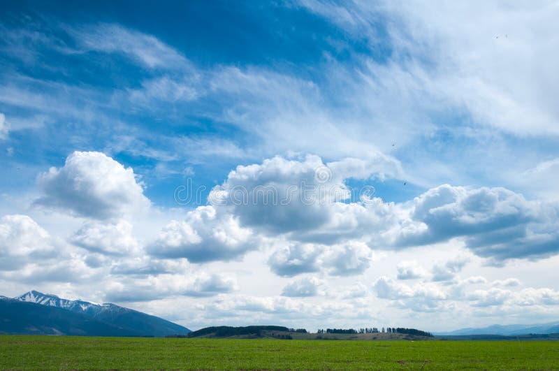 Nubes en el cielo de la primavera fotos de archivo Nubes en el cielo de la primavera fotos de archivo