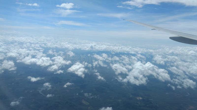 Nubes en la opinión superior del cielo azul, papel pintado del fondo, paisaje fotografía de archivo libre de regalías Nubes en la opinión superior del cielo azul, papel pintado del fondo, paisaje fotografía de archivo libre de regalías