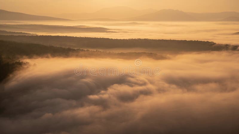 Nubes fluidas entre montañas