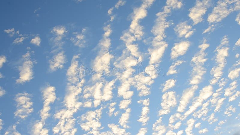 Nubes frescas, brillantes hermosas con el cielo azul HD almacen de metraje de vídeo