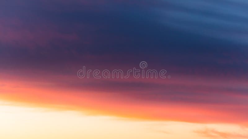 Nubes hermosas en la puesta del sol como fondo abstracto imagenes de archivo Nubes hermosas en la puesta del sol como fondo abstracto imagenes de archivo