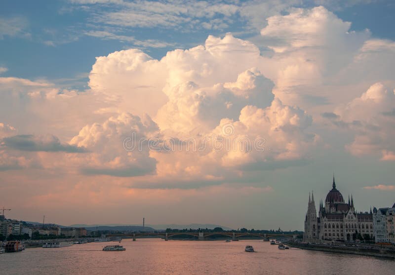 Nubes hermosas sobre el río Danubio en Budapest, Hungría imagen de archivo Nubes hermosas sobre el río Danubio en Budapest, Hungría imagen de archivo
