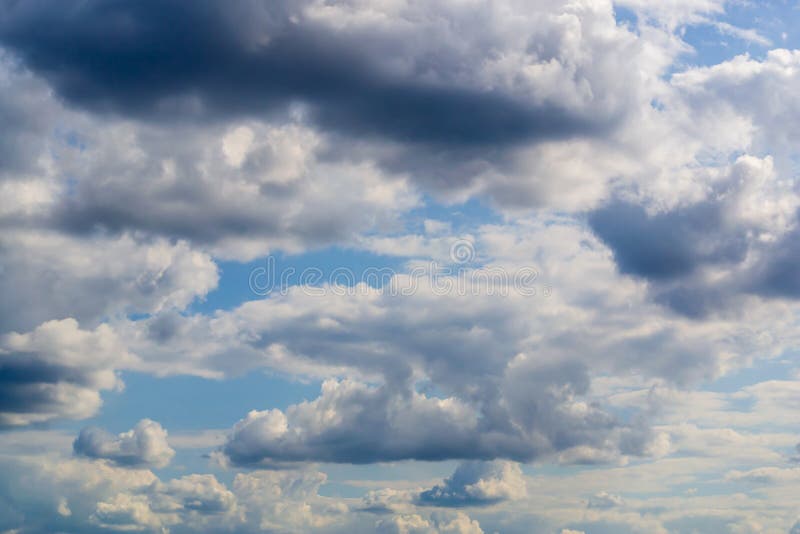Nubes mullidas del alto detalle en fondo del cielo azul fotos de archivo libres de regalías Nubes mullidas del alto detalle en fondo del cielo azul fotos de archivo libres de regalías