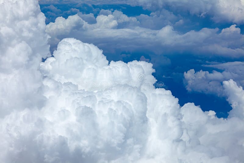 Nubes mullidas hermosas en el cielo azul, fondo del cúmulo imagen de archivo Nubes mullidas hermosas en el cielo azul, fondo del cúmulo imagen de archivo