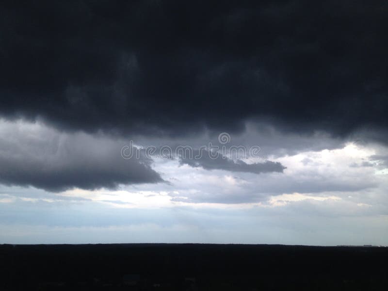 300,995 Nubes Negras Fotos de stock Fotos libres de regalías de