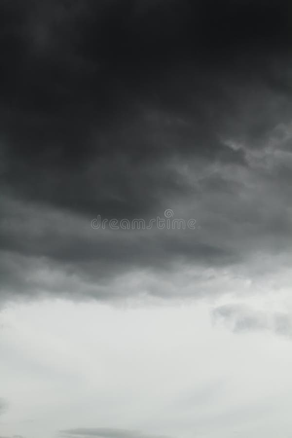Nubes negras en el cielo foto de archivo. Imagen de blanco 82827730