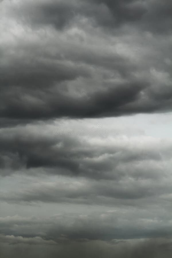 Nubes negras en el cielo foto de archivo. Imagen de blanco 82827730