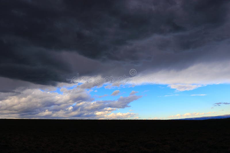 Nubes negras y tempestuosas imagen de archivo