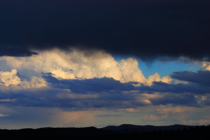 Nubes negras y tempestuosas imagen de archivo