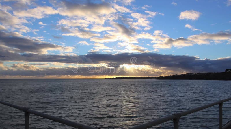Nubes nocturnas con intervalos de tiempo de puesta de sol sobre el mar