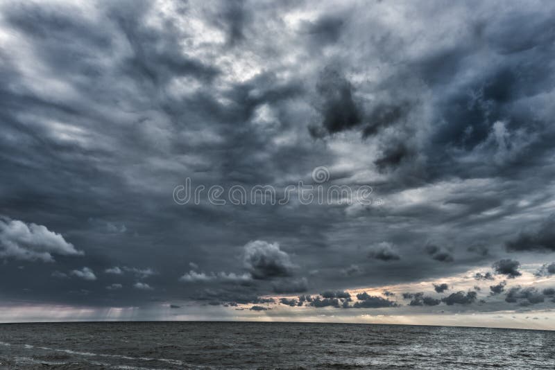 Nubes nubladas y tempestuosas sobre el mar Báltico en Letonia Mar Báltico Sesión fotográfica de la tarde foco hacia números más i fotografía de archivo Nubes nubladas y tempestuosas sobre el mar Báltico en Letonia Mar Báltico Sesión fotográfica de la tarde foco hacia números más i fotografía de archivo
