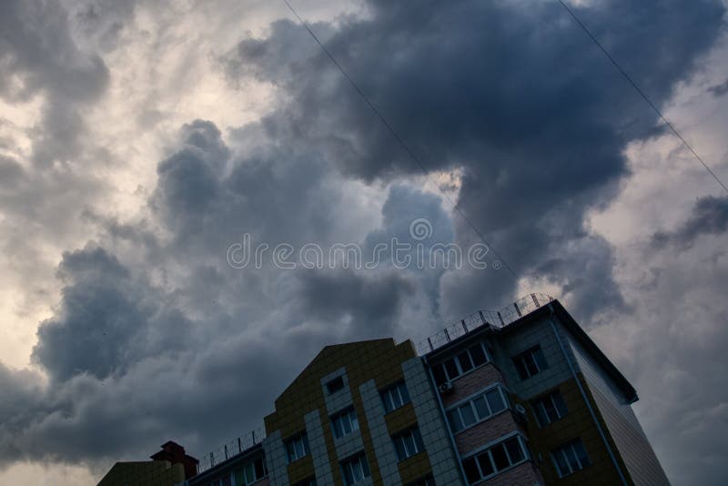 Nubes oscuras antes de la lluvia fotos de archivo libres de regalías Nubes oscuras antes de la lluvia fotos de archivo libres de regalías