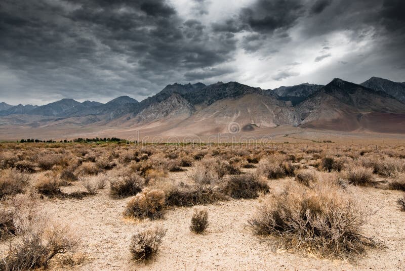 Nubes oscuras en Death Valley